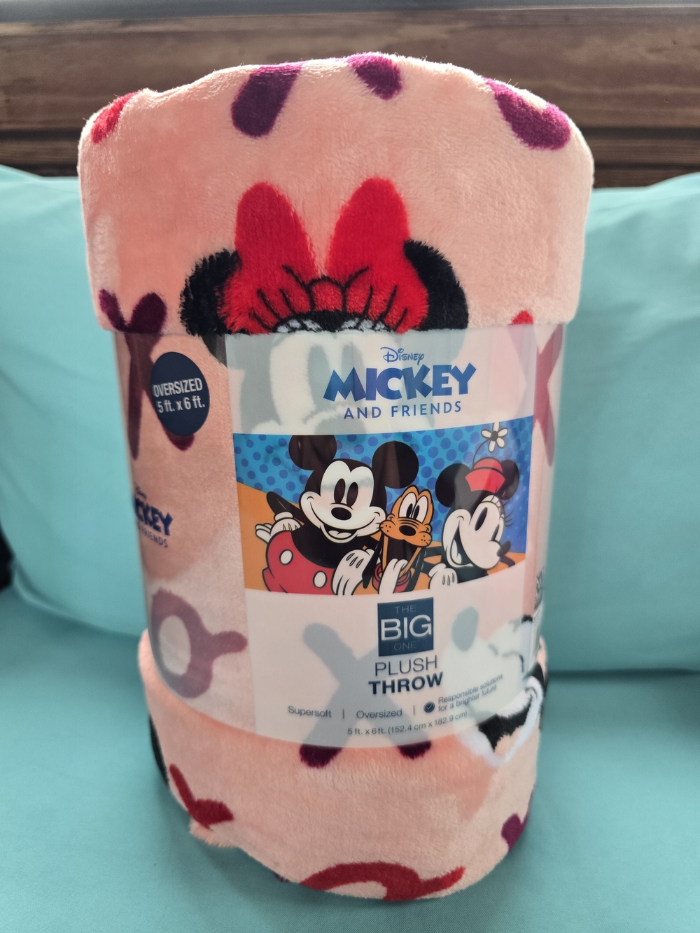 Disney Mickey & Friends Pink Plush Throw Blanket with Hair Care Set - Picture 8 of 8